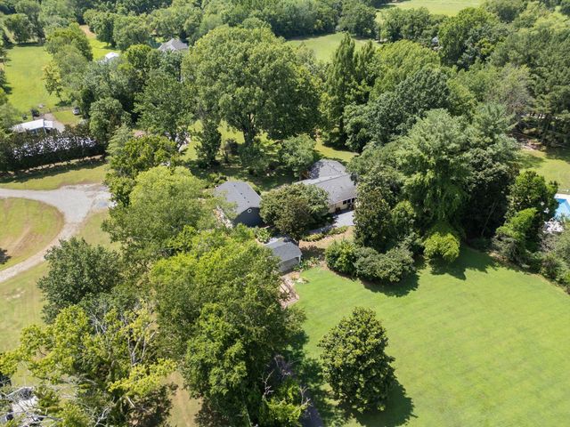 9032 S Harpeth Ct, Nashville, TN 37221