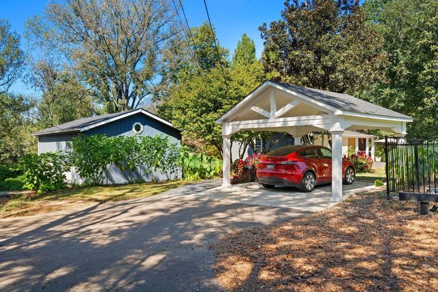 9032 S Harpeth Ct, Nashville, TN 37221