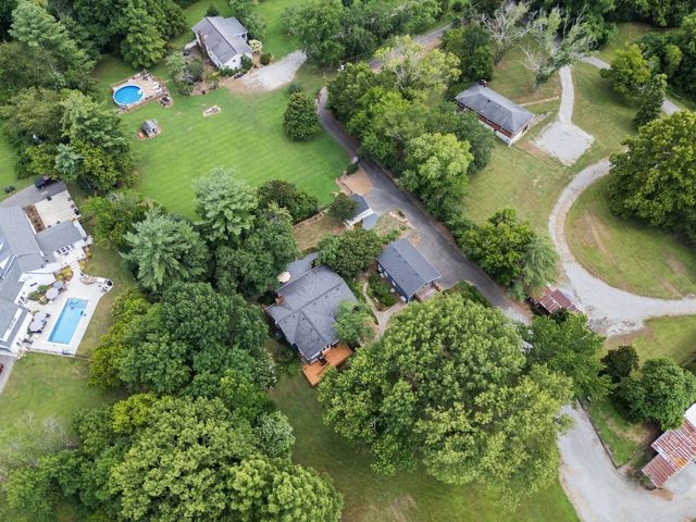 9032 S Harpeth Ct, Nashville, TN 37221