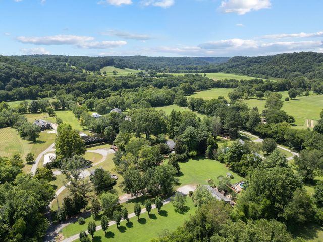 9032 S Harpeth Ct, Nashville, TN 37221