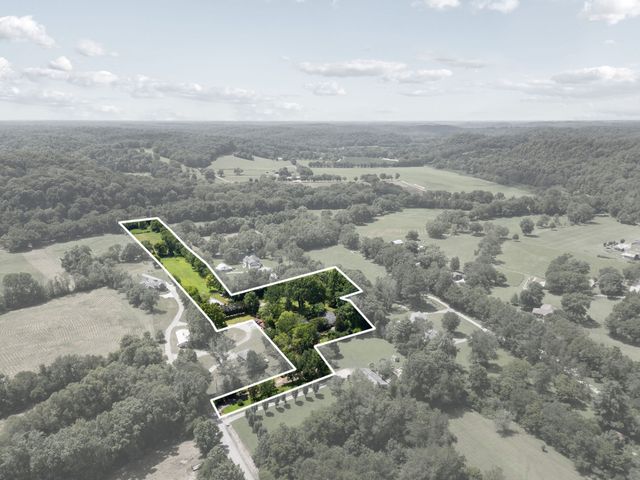 9032 S Harpeth Ct, Nashville, TN 37221