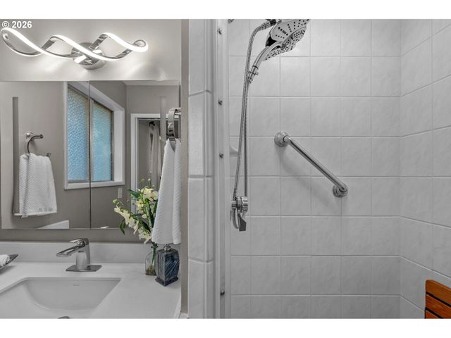 5138 Sw SANTA MONICA Ct, Portland, OR 97221