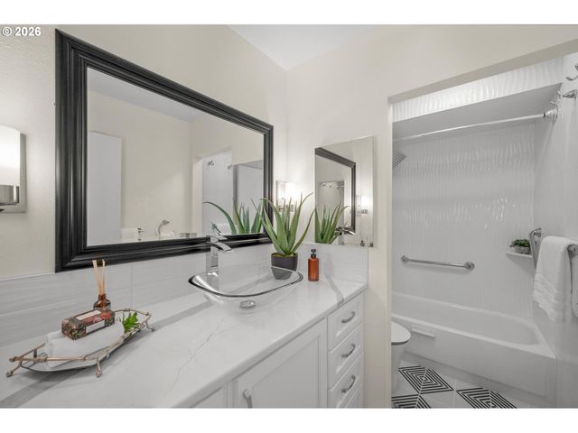 5138 Sw SANTA MONICA Ct, Portland, OR 97221