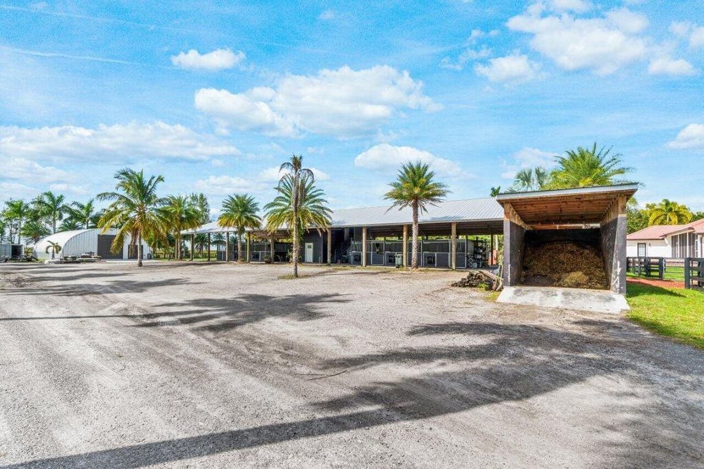 Image 13 of property listing at 2587 Skipiks Way, Wellington, FL 33470