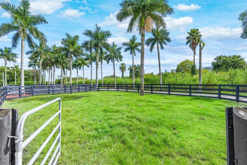 Image 14 of property listing at 2587 Skipiks Way, Wellington, FL 33470