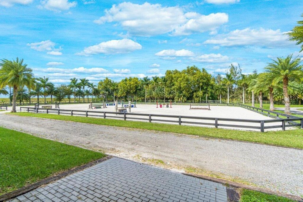 Image 16 of property listing at 2587 Skipiks Way, Wellington, FL 33470