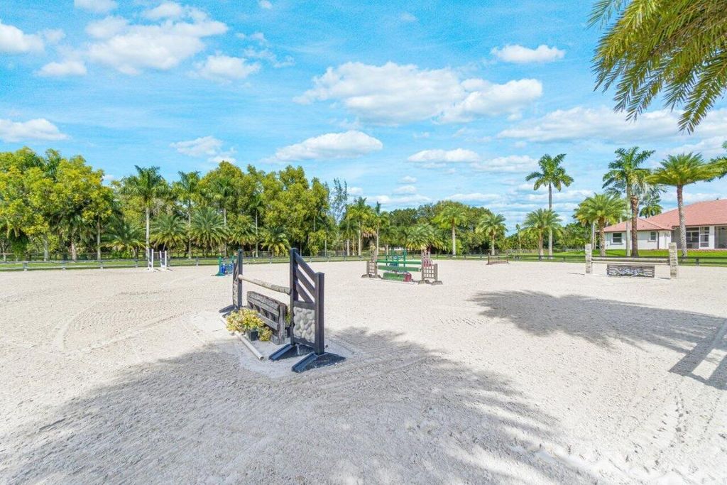 Image 18 of property listing at 2587 Skipiks Way, Wellington, FL 33470