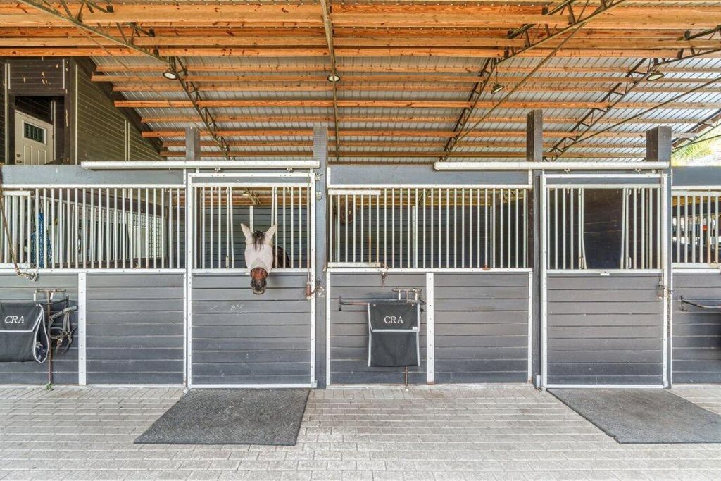 Image 3 of property listing at 2587 Skipiks Way, Wellington, FL 33470