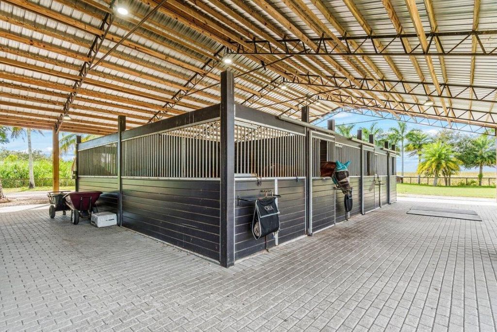 Image 5 of property listing at 2587 Skipiks Way, Wellington, FL 33470