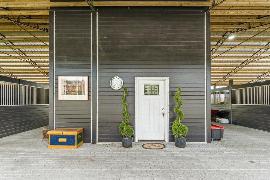 Image 7 of property listing at 2587 Skipiks Way, Wellington, FL 33470