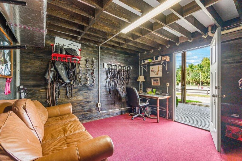 Image 9 of property listing at 2587 Skipiks Way, Wellington, FL 33470