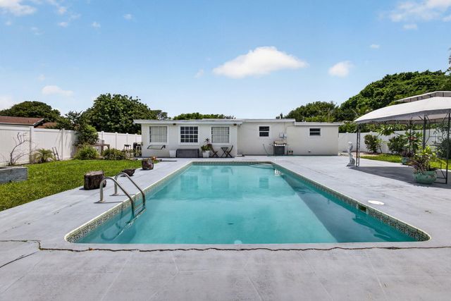 813 Date Palm Drive, Lake Park, FL 33403