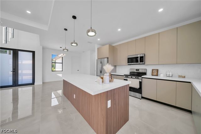 2707 29th ST SW, Lehigh Acres, FL 33976