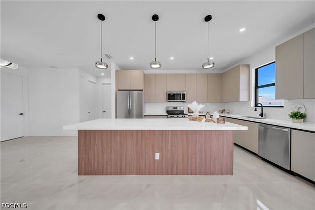 2707 29th ST SW, Lehigh Acres, FL 33976