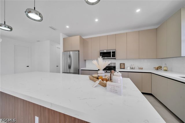 2707 29th ST SW, Lehigh Acres, FL 33976