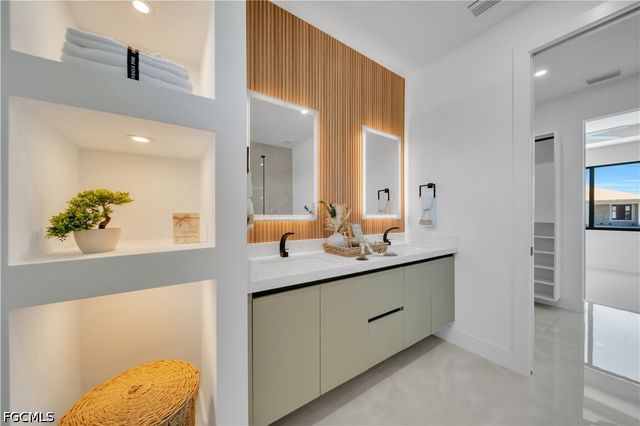 2707 29th ST SW, Lehigh Acres, FL 33976