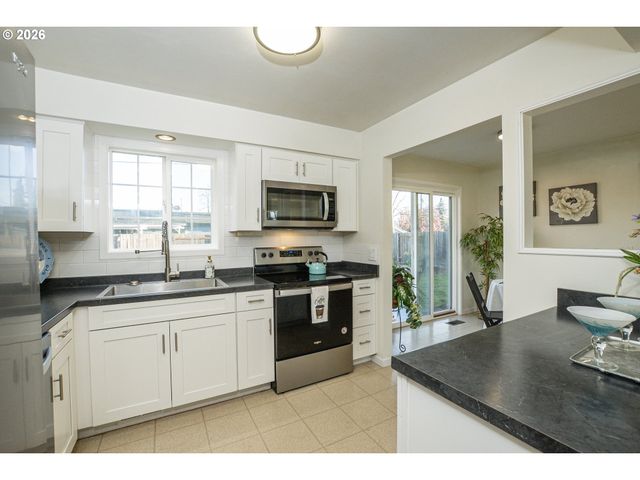 1168 PLEASANT St, Springfield, OR 97477