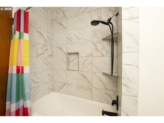 1168 PLEASANT St, Springfield, OR 97477