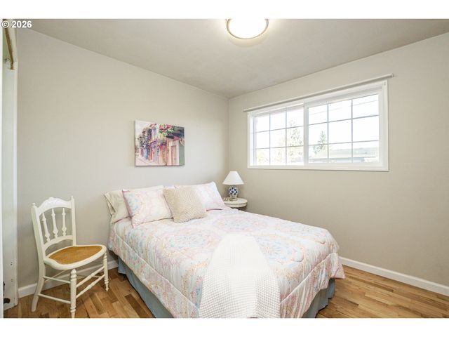 1168 PLEASANT St, Springfield, OR 97477