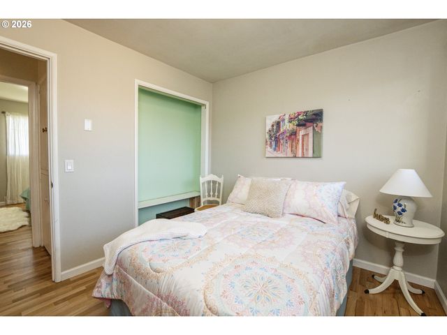 1168 PLEASANT St, Springfield, OR 97477