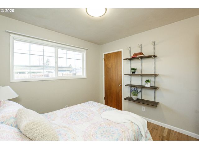 1168 PLEASANT St, Springfield, OR 97477