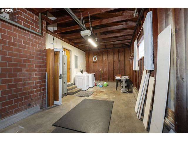 1168 PLEASANT St, Springfield, OR 97477