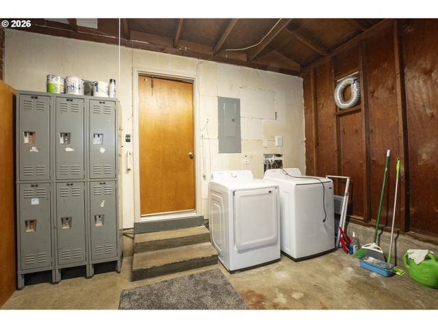 1168 PLEASANT St, Springfield, OR 97477