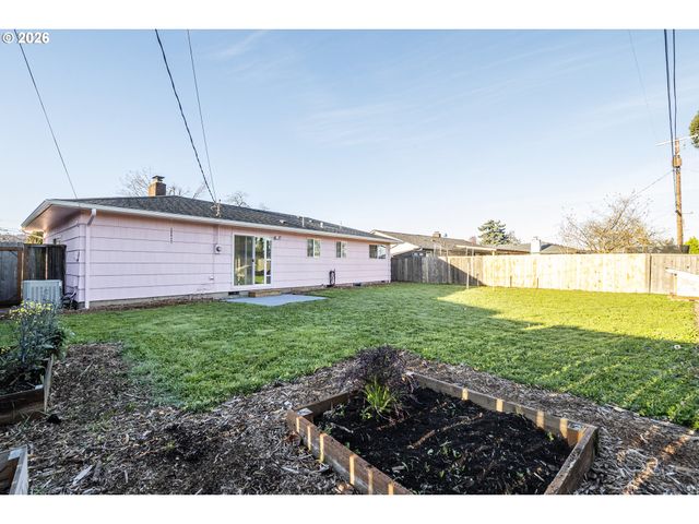 1168 PLEASANT St, Springfield, OR 97477