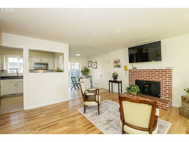 1168 PLEASANT St, Springfield, OR 97477