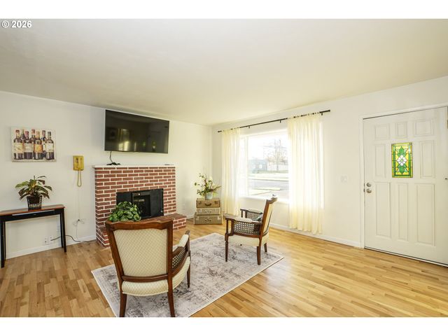 1168 PLEASANT St, Springfield, OR 97477