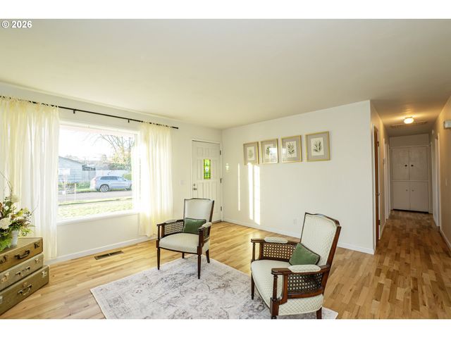 1168 PLEASANT St, Springfield, OR 97477