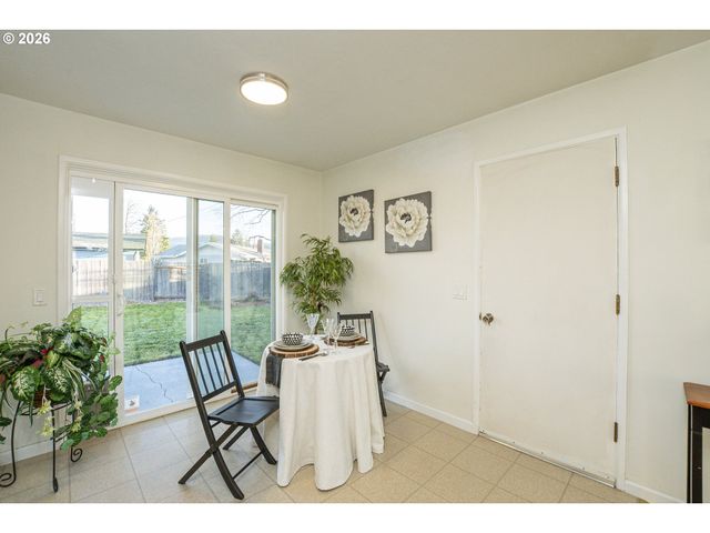 1168 PLEASANT St, Springfield, OR 97477