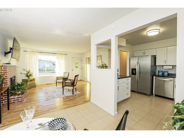 1168 PLEASANT St, Springfield, OR 97477