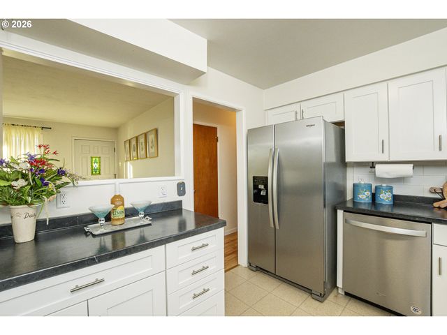 1168 PLEASANT St, Springfield, OR 97477