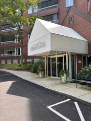 300 River Rd Apt 406, Manchester, NH 03104