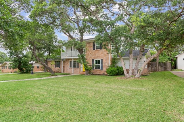 425 White Hall Road, Woodway, TX 76712