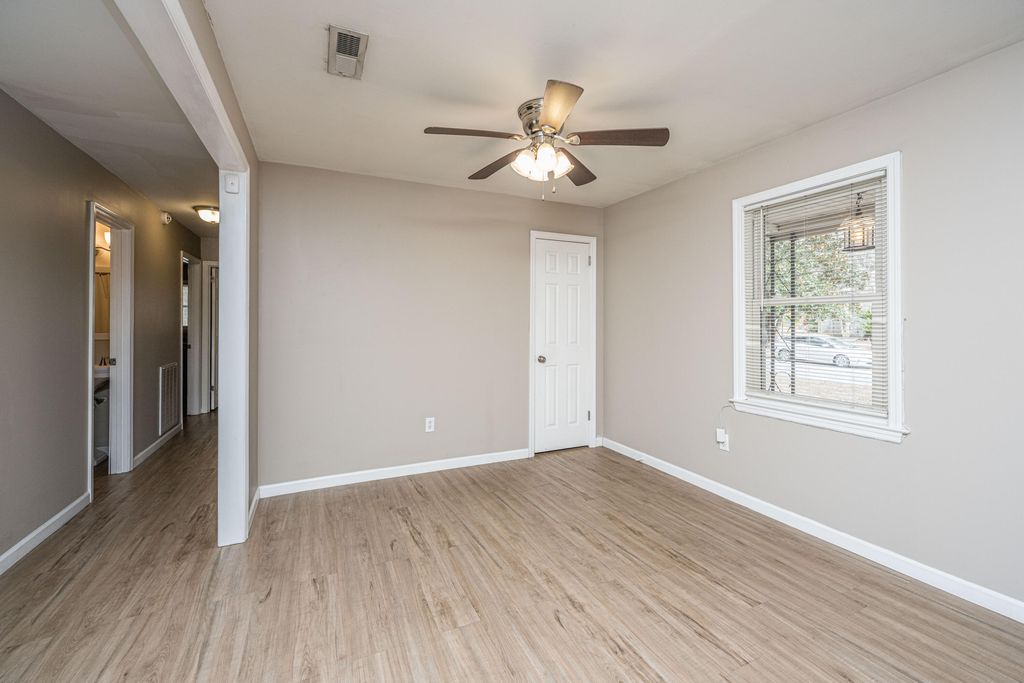 Image 10 of property listing at 210 Jimbo Road, Summerville, SC 29485