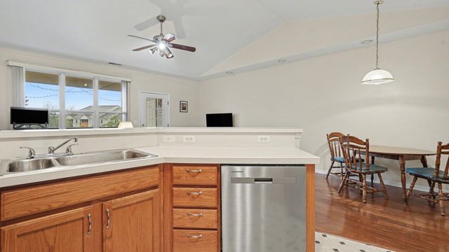 1492 Fox Pointe Circle, Ann Arbor, MI 48108