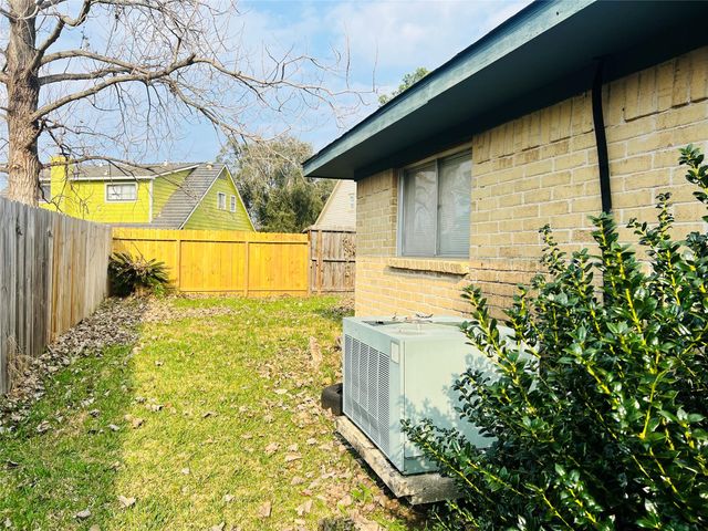 12614 Hunting Briar Drive, Houston, TX 77099