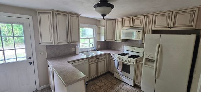 119 Longwood Dr, Chicopee, MA 01020