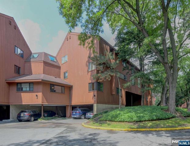 590 Sanderling Court 590, Secaucus, NJ 07094
