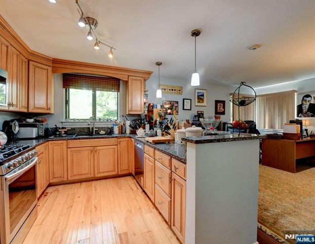 590 Sanderling Court 590, Secaucus, NJ 07094