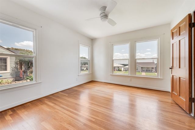 4616 Calmont Avenue, Fort Worth, TX 76107