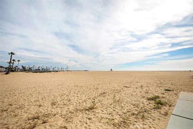 208 E Balboa Boulevard, Newport Beach, CA 92661