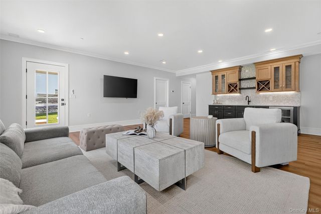 1806 Soundview Court, Yorktown Heights, NY 10598