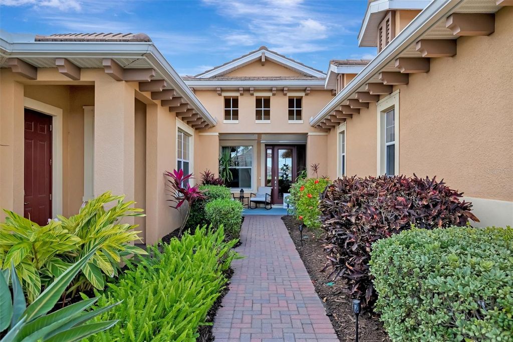 Image 11 of property listing at 1022 KESTREL COURT, Bradenton, FL 34208