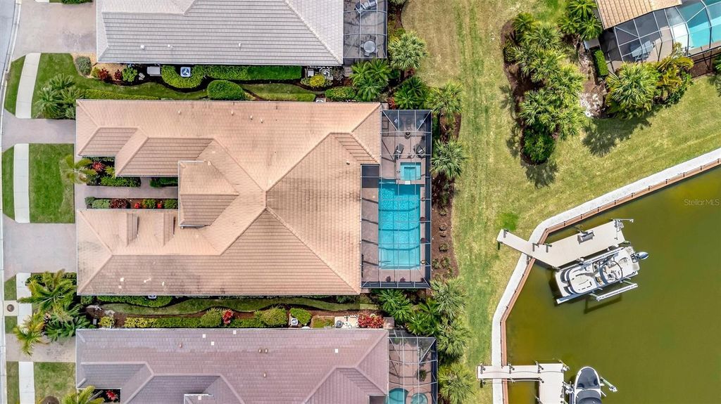 Image 4 of property listing at 1022 KESTREL COURT, Bradenton, FL 34208