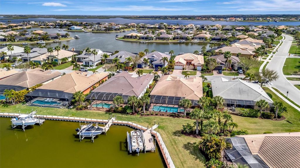 Image 6 of property listing at 1022 KESTREL COURT, Bradenton, FL 34208