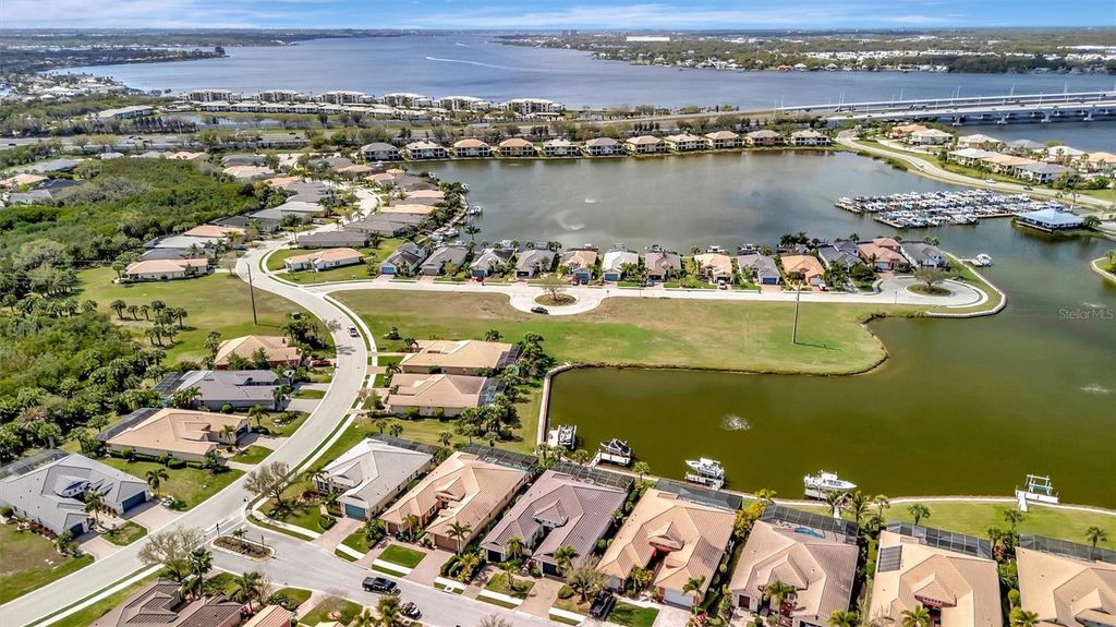 Image 8 of property listing at 1022 KESTREL COURT, Bradenton, FL 34208