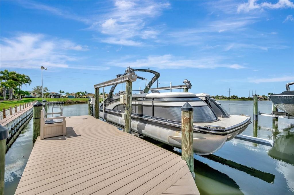 Image 78 of property listing at 1022 KESTREL COURT, Bradenton, FL 34208